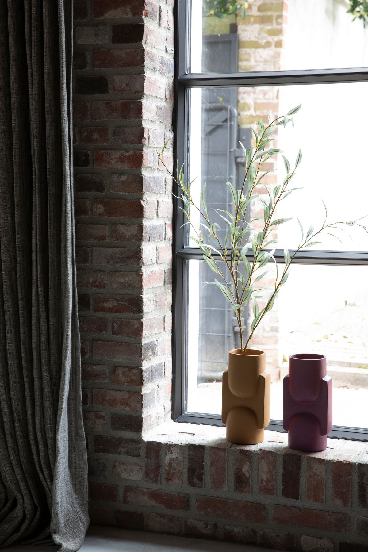 Dutchbone Vase Santos – Bordeaux – im Wohnambiente
