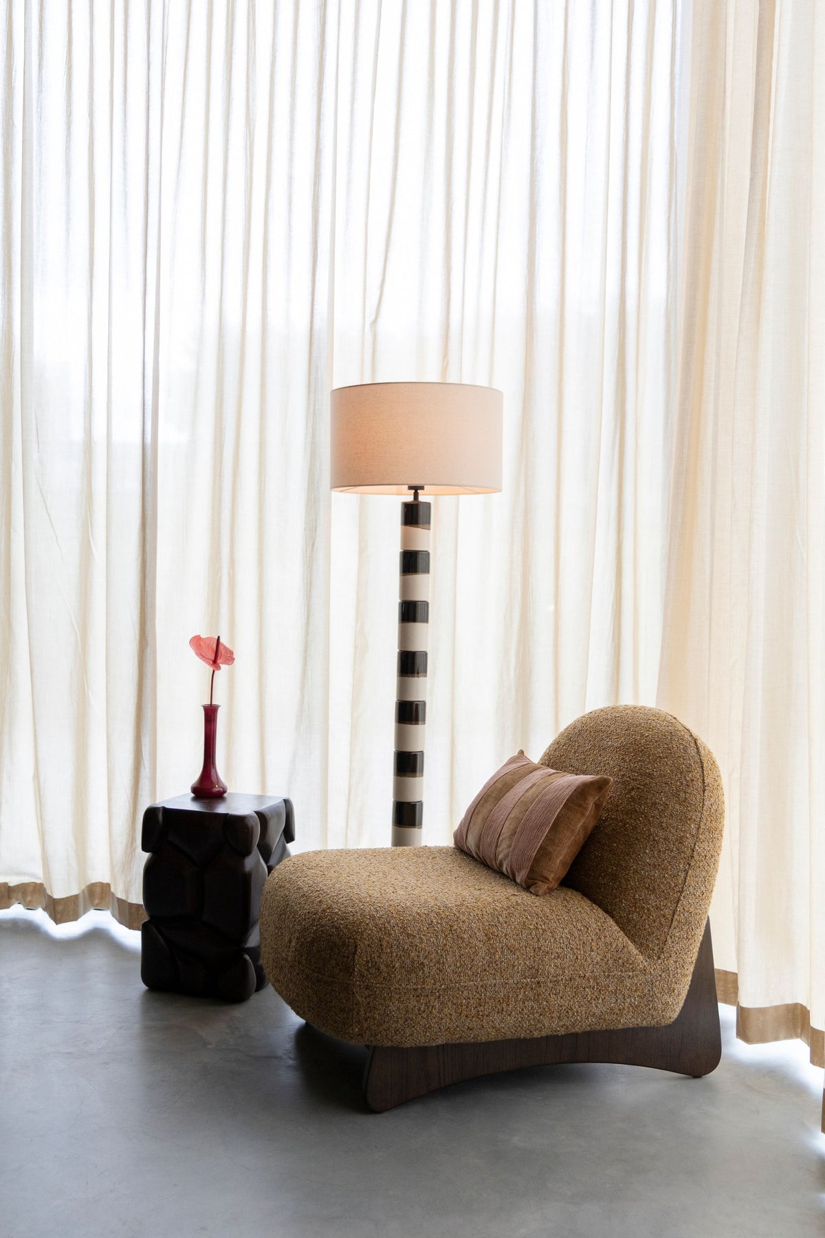 Dutchbone Loungesessel Loom – Braun – im Wohnambiente