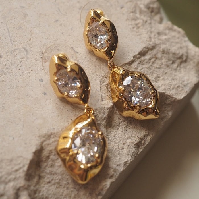 Ohrringe „Molten Glow“ – Gold mit Zirkonia-Kristallen von LanLivia