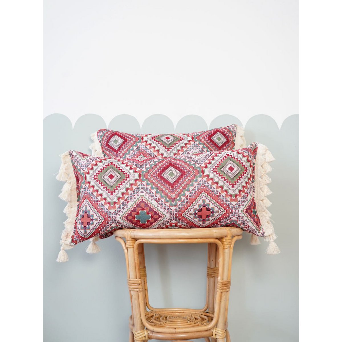 Dekoratives Nackenkissen im „Rosa Boho-Stil“ mit Fransen