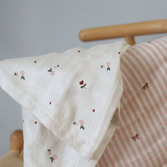 Wickeltuch aus Bambus-Musselin – Blumenliebe – weitere Produktansicht