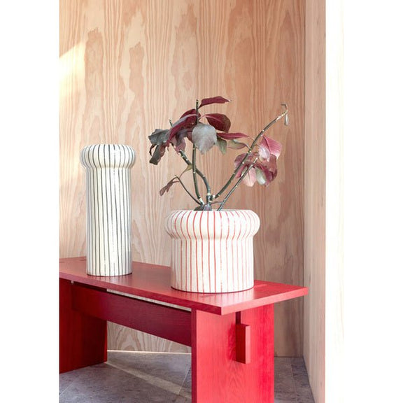 Aki Vase – Dunkelgrün – Ø18,5 × H42 cm von OYOY Living Design – weitere Produktansicht 4