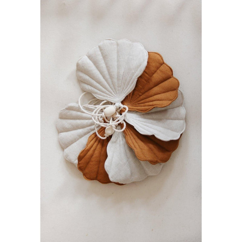 Leinengirlande mit Muscheln „Karamell“