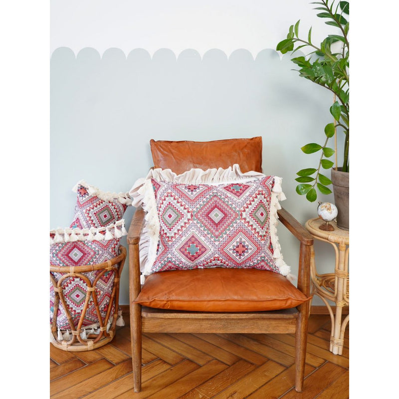 Dekoratives Nackenkissen im „Rosa Boho-Stil“ mit Fransen