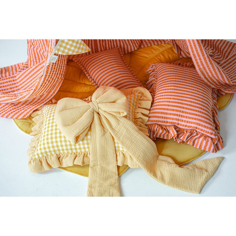 Dekoratives Baumwollkissen mit Rüschen „Orange und rosa Streifen“