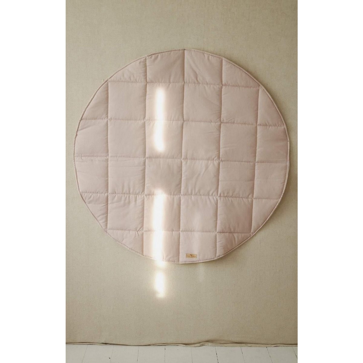 Moi Mili Wendbare Baumwoll-Spielmatte „Soft Rose“ – Produktansicht