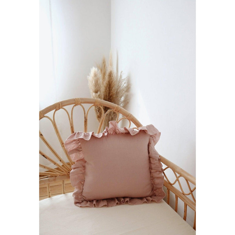 Moi Mili Leinenkissen „Powder Pink Frill“ mit Rüschen – Produktansicht