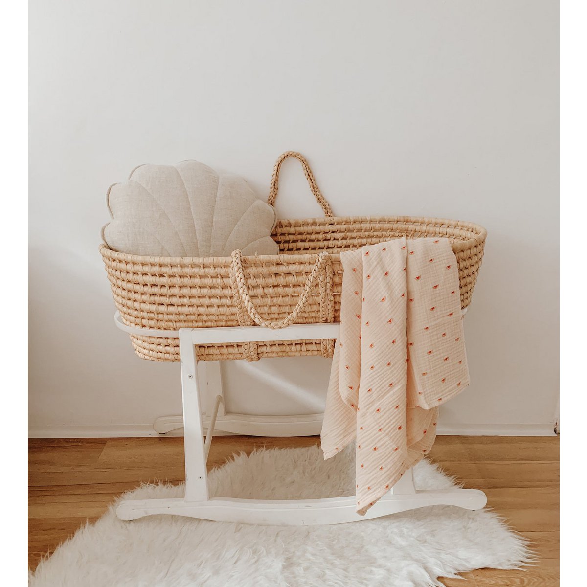 Moi Mili Leinen-Muschelkissen „Desert Sand“ – Produktansicht