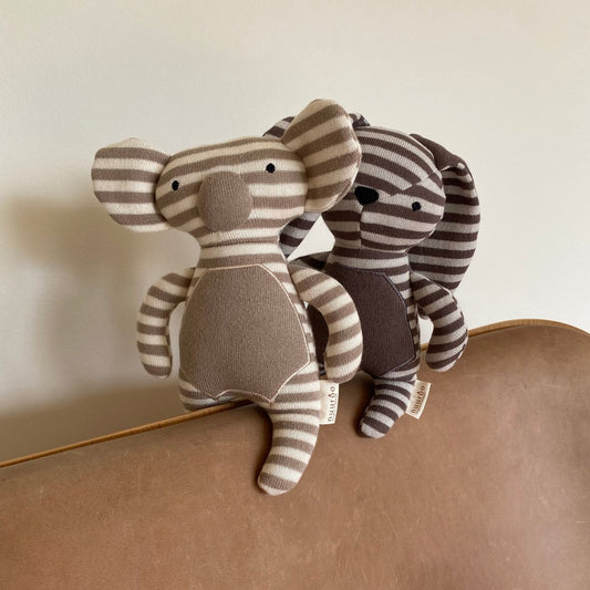 Weitere Ansicht von Kuscheltier „Astrid Hase“ – gestrickt