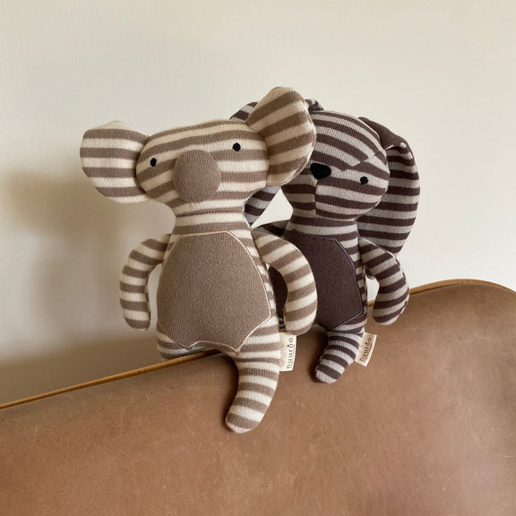 Weitere Ansicht von Kuscheltier „Astrid Hase“ – gestrickt