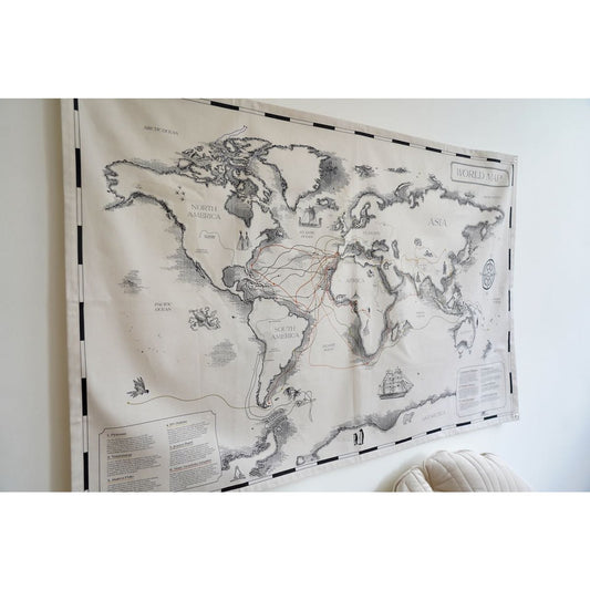 Moi Mili Baumwoll-Weltkarte „Reisende & ihre Wege“ – 142 × 89 cm – Produktfoto 2