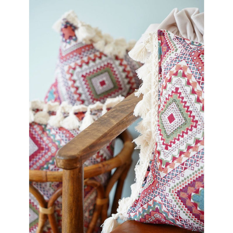 Dekoratives Nackenkissen im „Rosa Boho-Stil“ mit Fransen