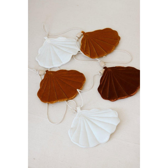 Moi Mili Samtgirlande mit Muscheln „Gold Pearl“ – Produktansicht