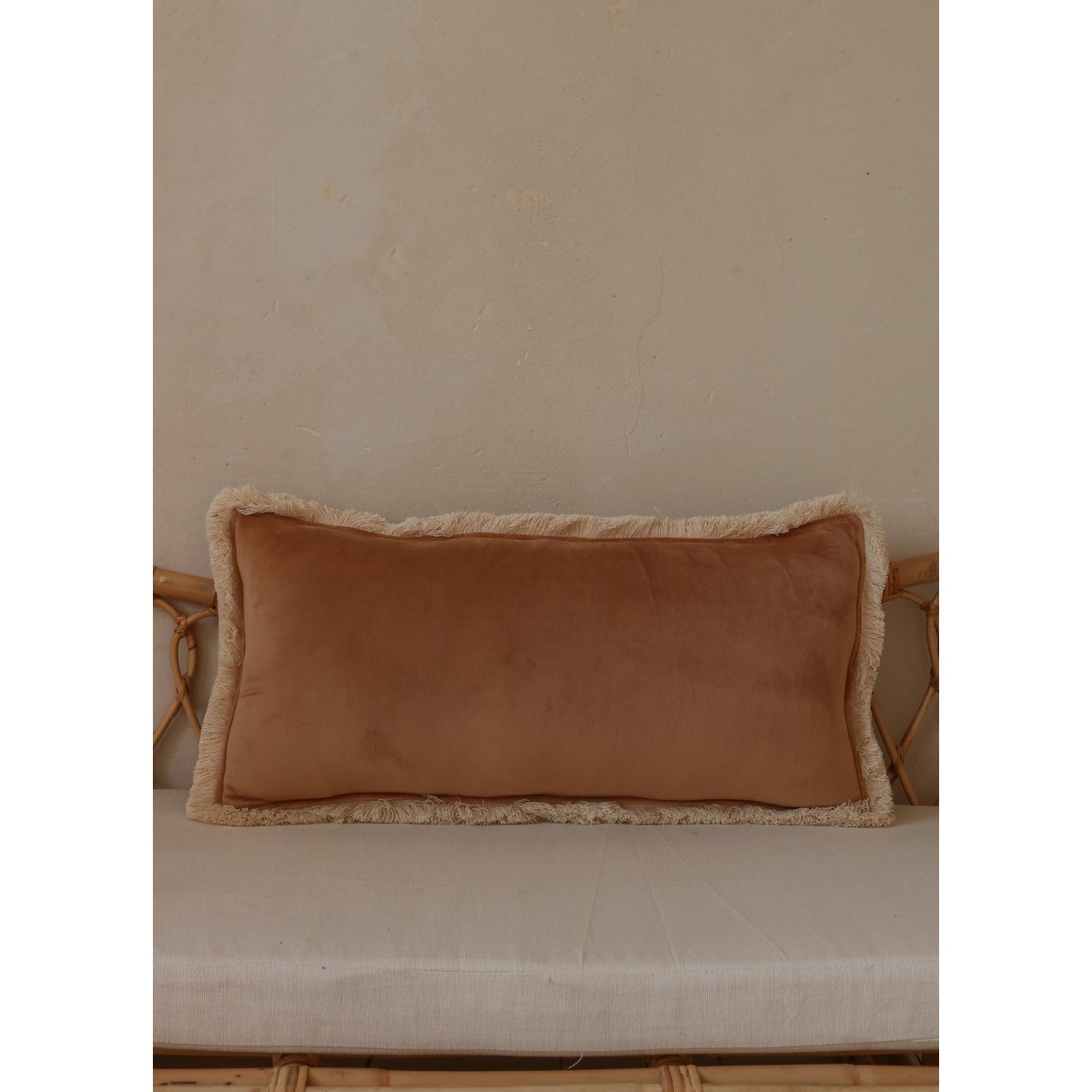 Moi Mili Samtkissen „Caramel“ mit Fransen – 40 × 40 cm – Produktansicht