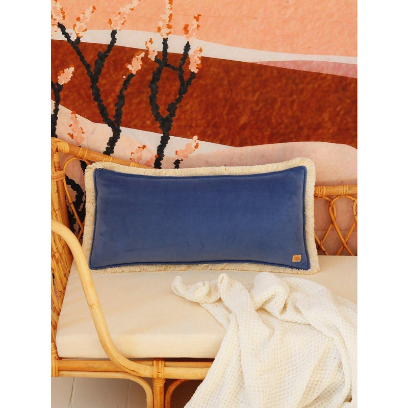 Samtkissen mit Fransen „Sapphire“ – 60 × 30 cm