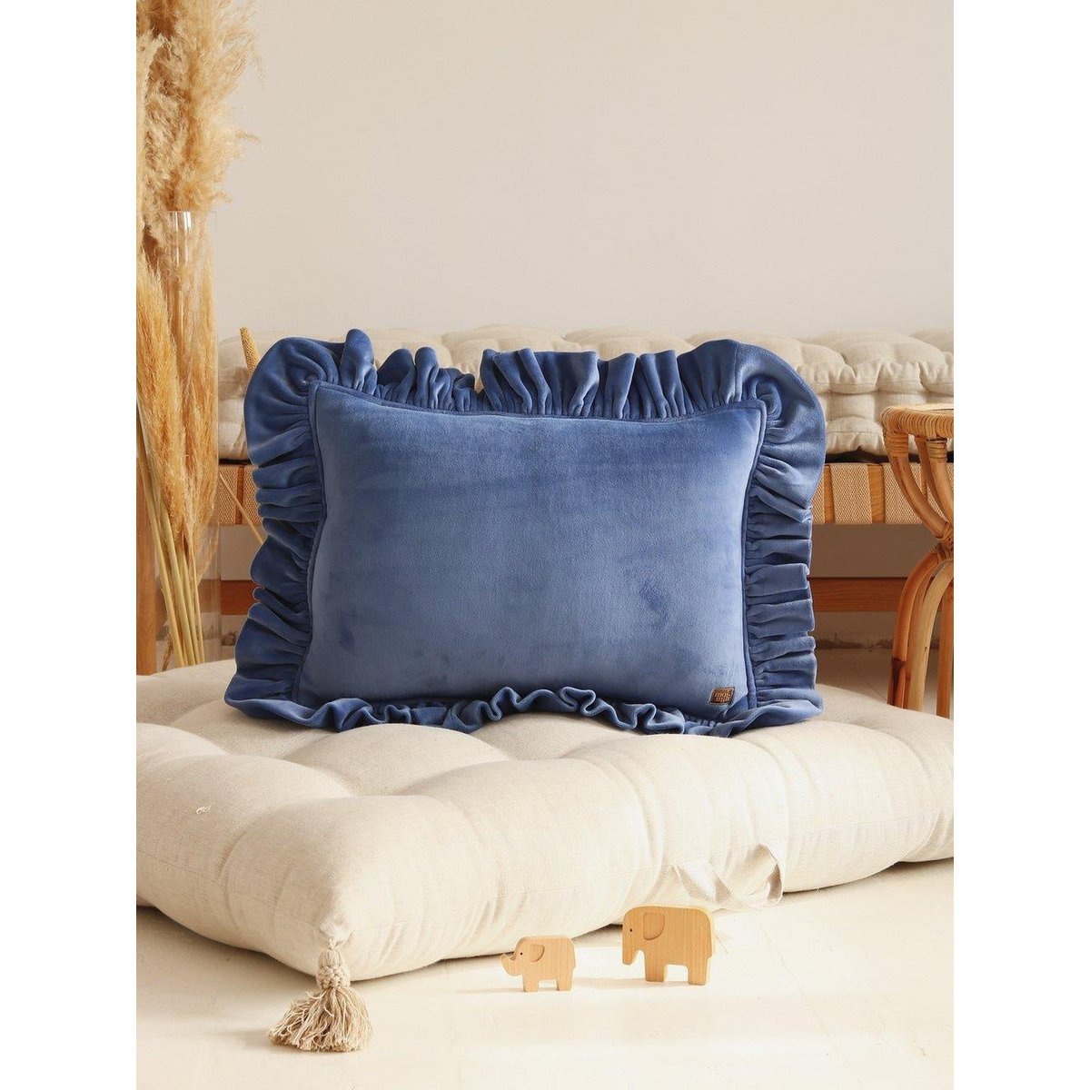 Moi Mili Samtkissen „Sapphire“ mit Rüschen – 40 × 60 cm – Produktansicht