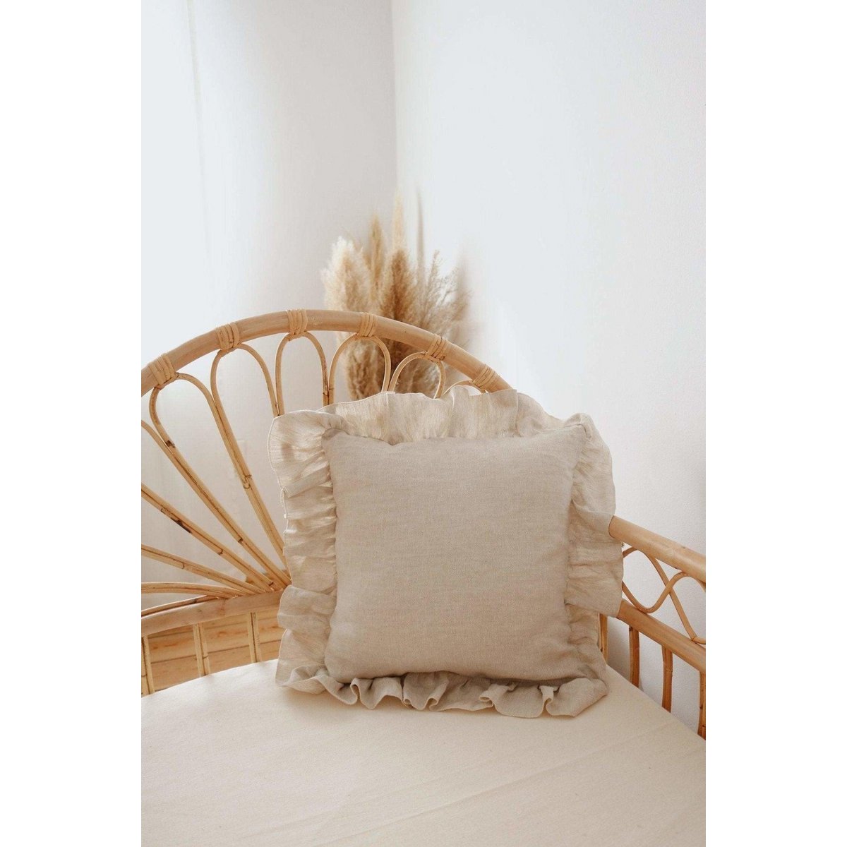Moi Mili Leinenkissen „Sand Frill“ mit Rüschen – 40 × 40 cm – Produktansicht