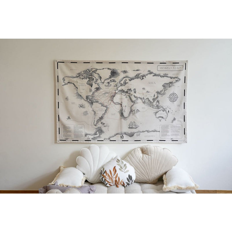 Baumwoll-Weltkarte „Reisende & ihre Wege“ – 142 × 89 cm
