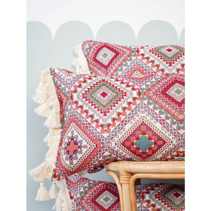 Dekoratives Nackenkissen im „Rosa Boho-Stil“ mit Fransen