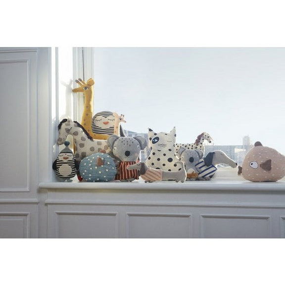 Baby Daisy Hund Kuscheltier – H15 × L32 × B7 cm von OYOY Living Design – weitere Produktansicht 4