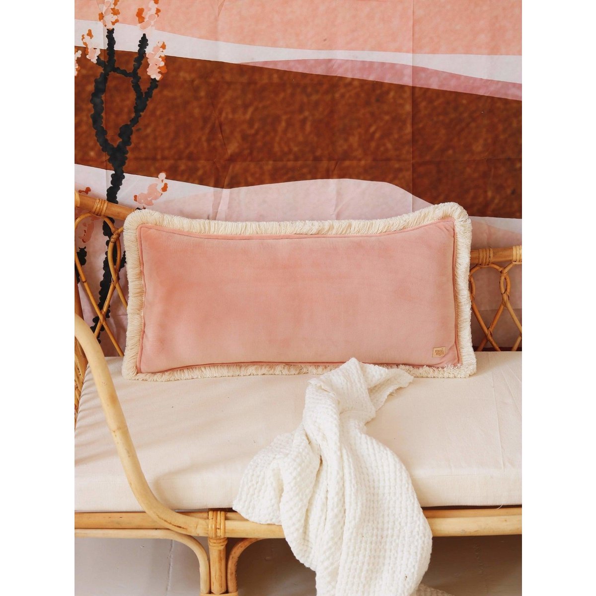 Moi Mili Samtkissen „Soft Apricot“ mit Fransen – 60 × 30 cm – Produktansicht