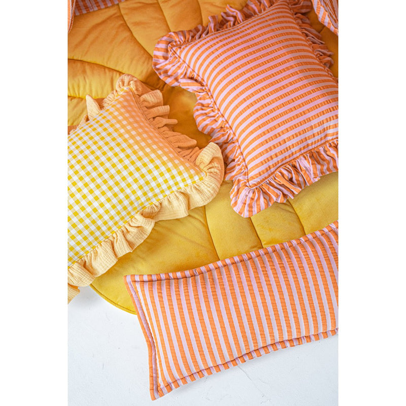 Dekoratives Baumwollkissen mit Rüschen „Orange und rosa Streifen“