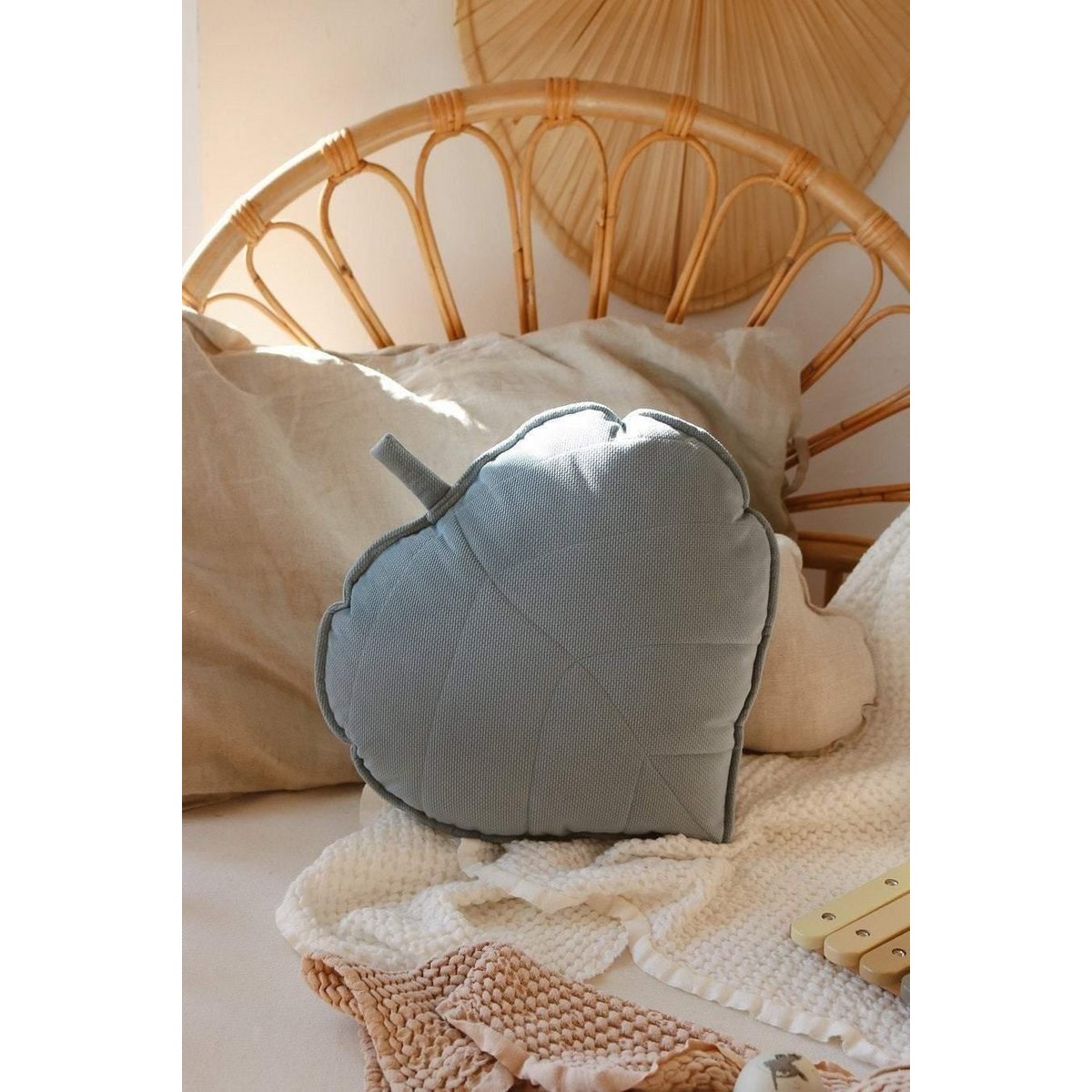 Moi Mili Samt-Blattkissen „Grey Mint“ – Produktansicht