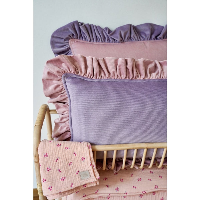 Samt-Kissen „Violet Lemonade“ mit Rüschen